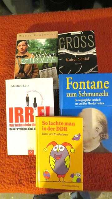 Apothekerwaage , Tisch, Glaswaren, Bügeleisen, Kupferwärmflasche und Bücher 12