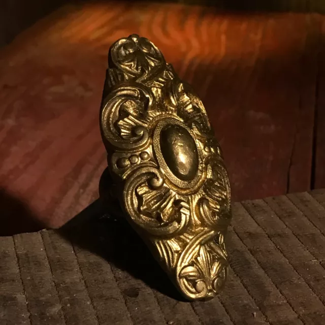 Un bouton de porte antique au design Rococo exquis