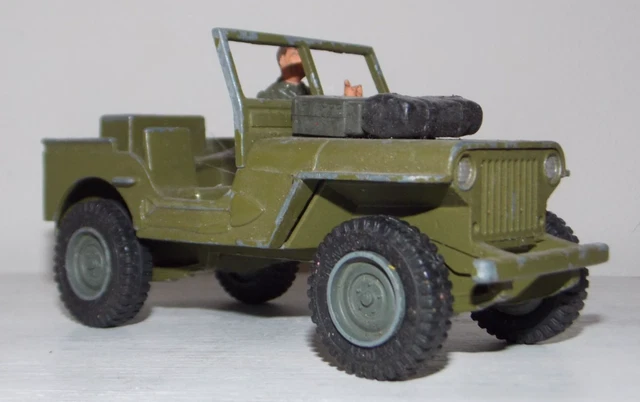 DINKY TOYS GB Réf 612 US JEEP Commando avec chauffeur 1973 DINKY TOYS GB Réf 612 US JEEP Commando avec chauffeur 1973