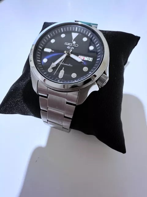 Un-used Seiko watch (srpe53k) with garuntee certificate.