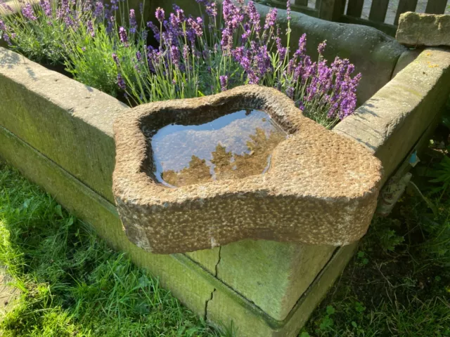 grosse Naturstein Vogeltränke Becken Wasserstelle