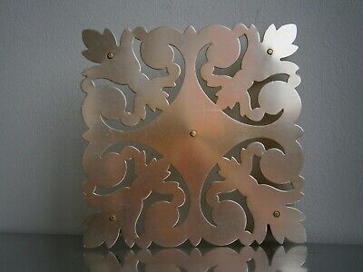 LYS DESSOUS DE PLAT ANCIEN DECOR CROIX FLEUR DE LYS METAL AJOURE CUIVRE ART TABLE 