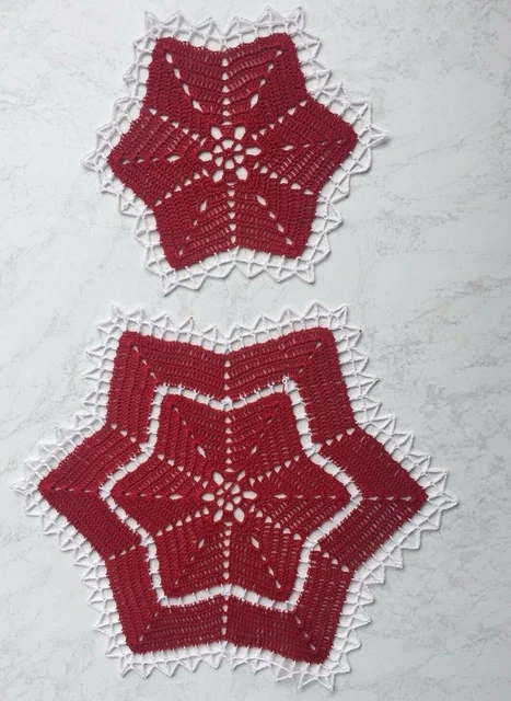 2 Häkeldeckchen in weinrot-weiß 30  und 19 cm Handarbeit