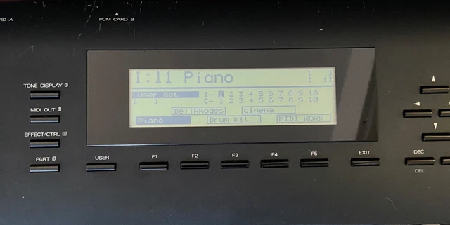 ROLAND D70 Synthétiseur, 76 Keys, vendu avec flight case, mode emploi original 4
