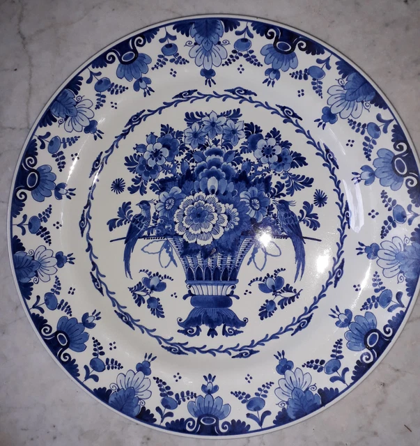 Beau Plat en faïence de DELFT en parfait état , signé 