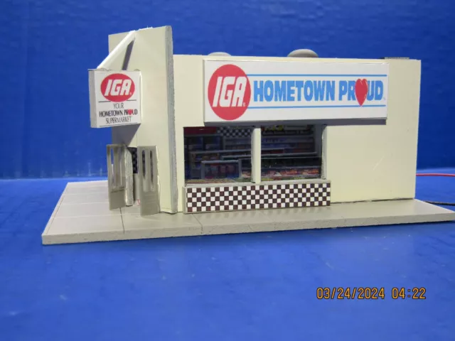 Built HO Scale IGA Supermarket with a fully Detailed  LED Lighted dpm Grocery