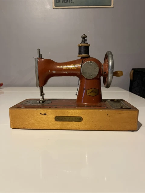 Machine à coudre rétro avec ciseaux et canette Jouet de machine à