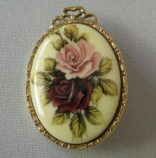 Vtg. 1928 Jewelry Co. Oval Cameo Roses Pin, Red & Pink on Cream Gold Tone Brooch
