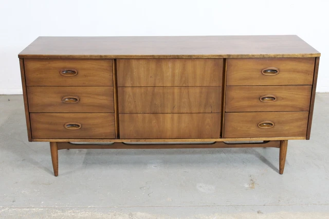 Mid-Century Modern Walnut Credenza/Dresser on Pencil Legs Mid-Century Modern Walnut Credenza/Dresser on Pencil Legs