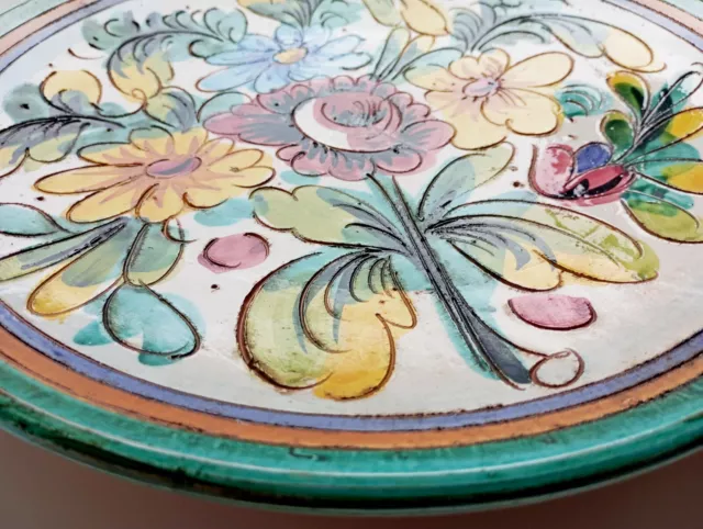 Großer floraler Wandteller aus Keramik, handbemalt, Vintage-Dekor. 3