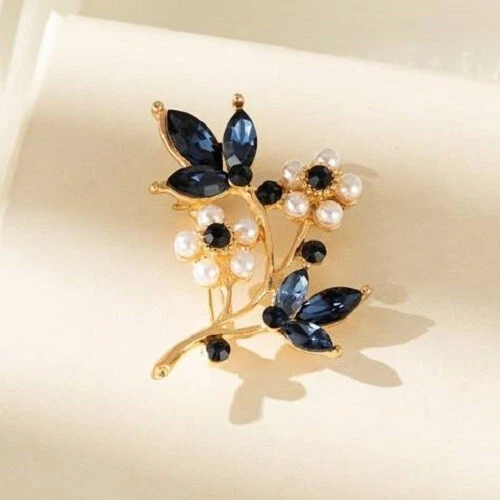 Broche Décorative Fleur - Métal Argenté Avec Pierres Bleu Marine Et Strass