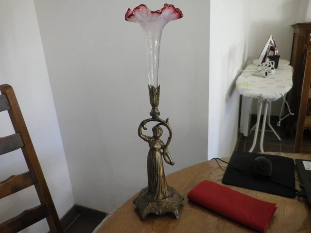Soliflore Ancien En Verre Moulé Sur Pied Régule - Décor Harpe Et Flûte