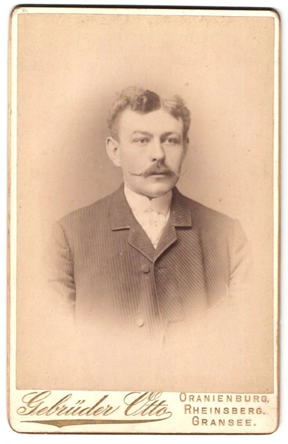 Fotografie Gebrüder Otto, Gransee, Portrait modisch frisierter Herr in Jacke