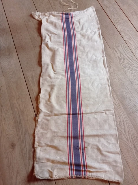 Sac en toile de jute classique avec des grains de café blanc isolé | Photo Premium