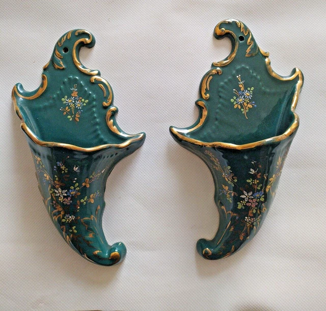 Paire de bouquetières en céramique, décor polychrome à décor floral vert et or