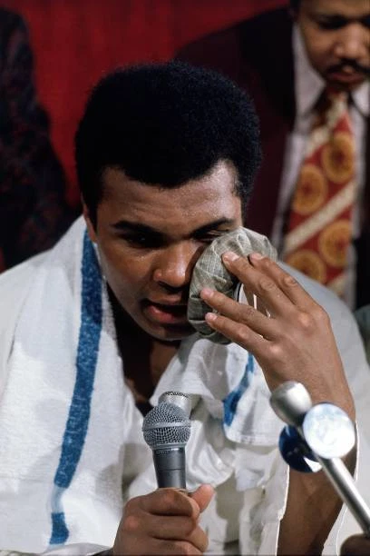 MUHAMMAD ALI ICING down eye after winning fight vs Bob Foste - 1972 Old ...