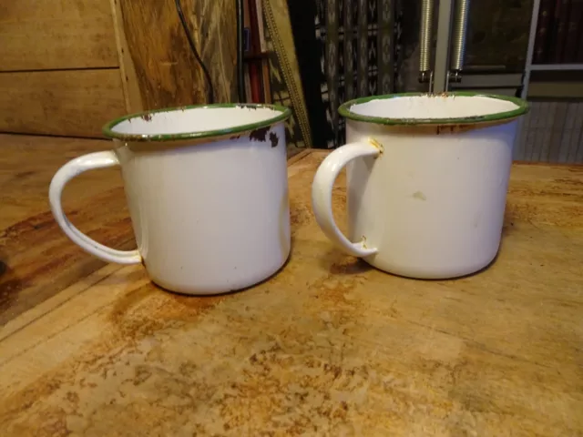 2 Anciennes tasses en tôle émaillée blanche liseré vert Vintage