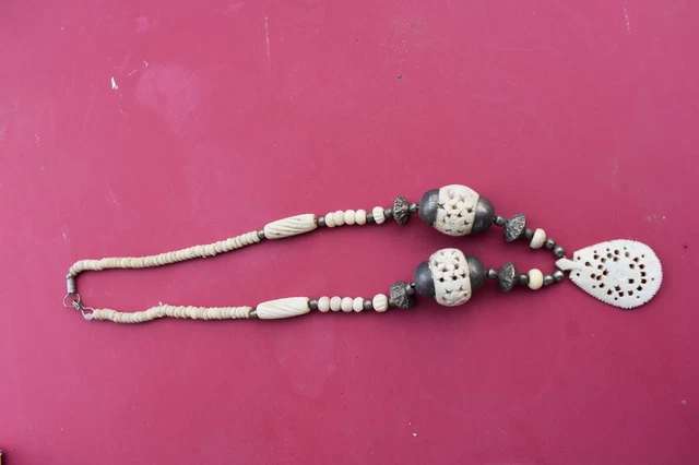 Collier Ethnique Africain En Os Avec Décor De Spirales, Couleur Ivoire, Occasion En Bon état - Style Tribal