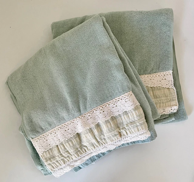 Set of 2 Avanti Look Bath Towels Seafoam Sage Green White Lace Trim Vintage