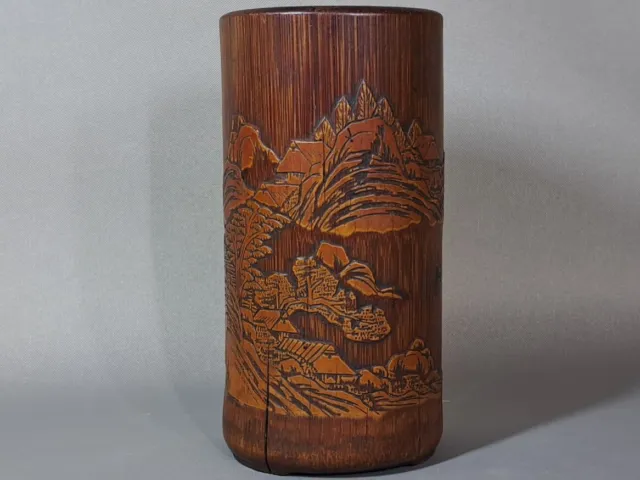 Pot à Pinceaux en Bambou Sculpté, Décor Paysage en Relief. Chine, 19ème Siècle