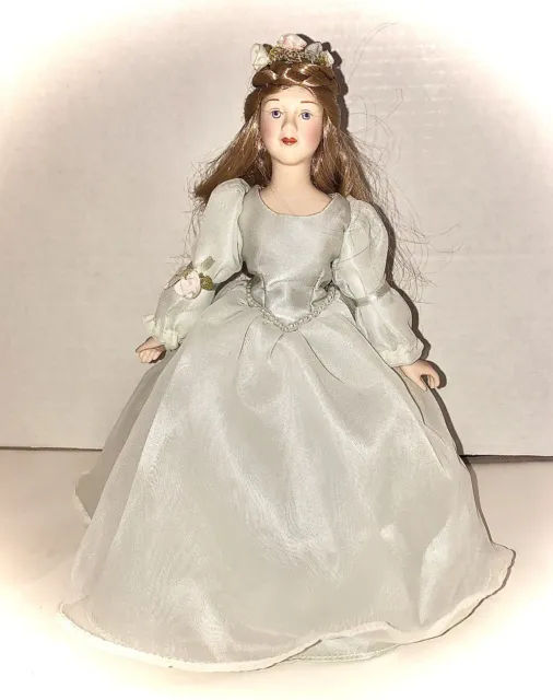 VINTAGE FAIRY TALE CINDERELLA PORCELAIN AVON COLLECTOR DOLL~9-1/2”~1984 w/ STAND 2
