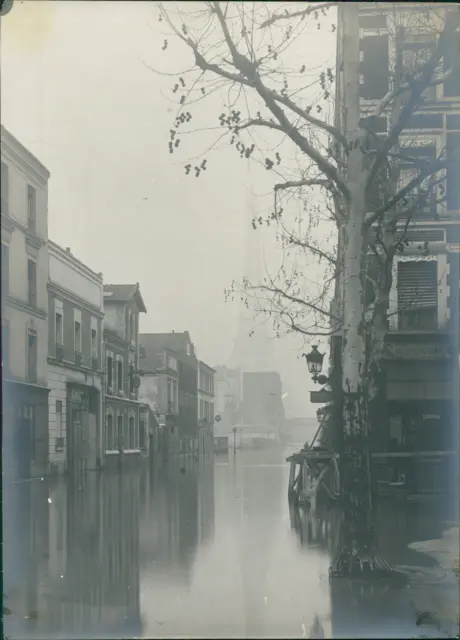Janvier 1910, inondations à Paris Vintage silver print,rue St Charles Tirage