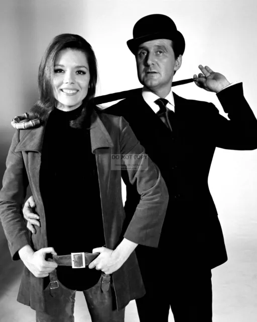 Diana Rigg And Patrick Macnee In "The Avengers" - 8X10 Publicity Photo (Ee-025)