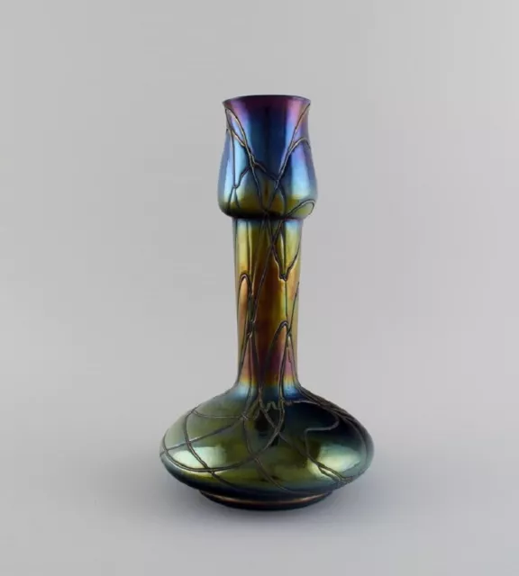 Kralik, Bohemia. Narrow neck Art Nouveau vase in iridescent art glass