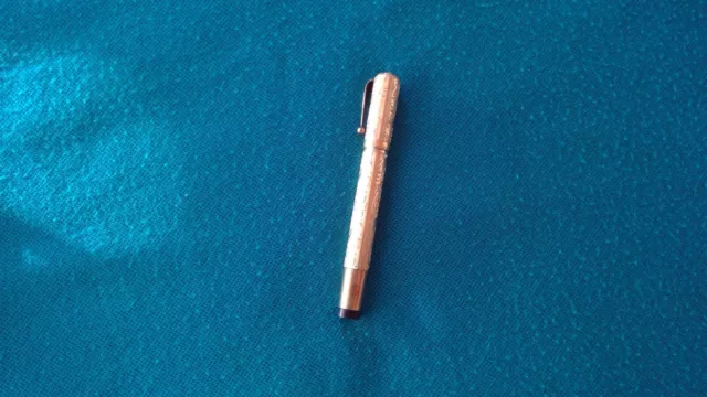 Ancien Stylo en OR 18k et bakélite; Stylo Gravé; Plume en OR