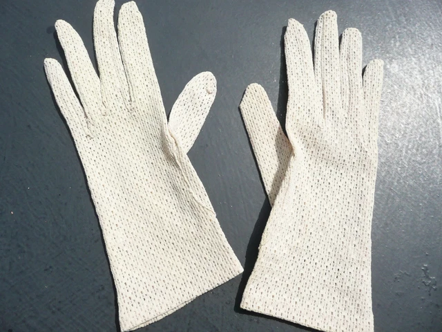 Les gants blancs pour toutes les mains