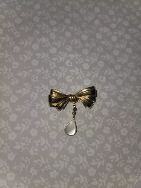 Vintage Avon Gold Tone Signed Bow With Tear Drop Dangle Mother Of Pearl Brooch