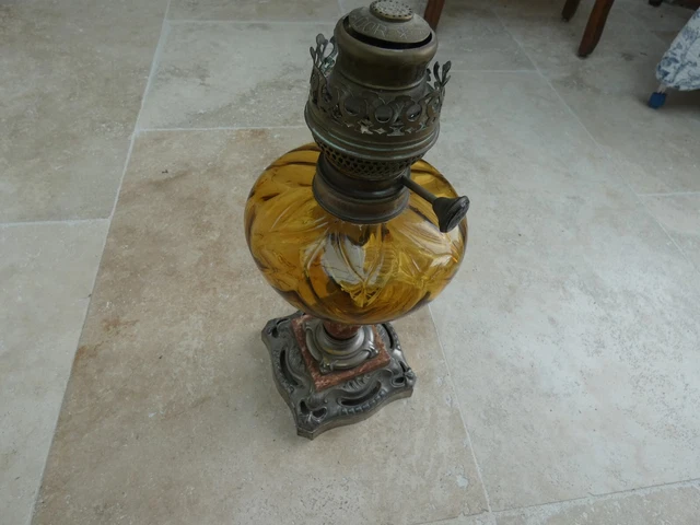 ANCIENNE LAMPE A PETROLE RESERVOIR Jaune Pied en laiton EUR 40,00 ANCIENNE LAMPE A PETROLE RESERVOIR Jaune Pied en laiton EUR 40,00