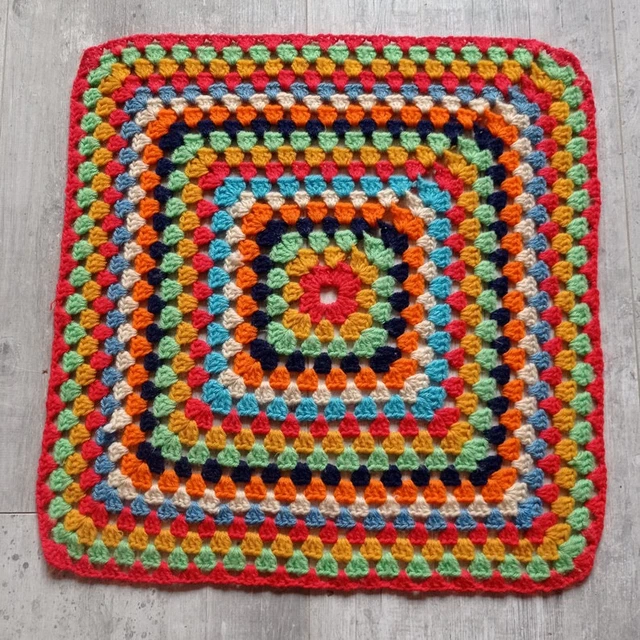 Joli coussin rond vintage dessus au crochet en laine coloré à Champigny