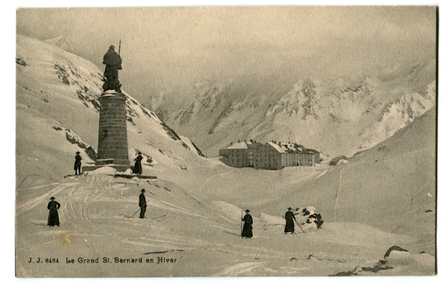 CPA Suisse Lémanique Hospice du Grand Saint-Bernard en hiver animé