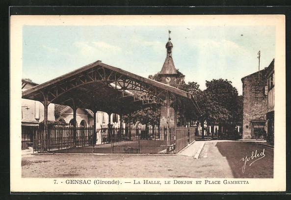 CPA Gensac, La Halle, Le Donjon et Place Gambetta