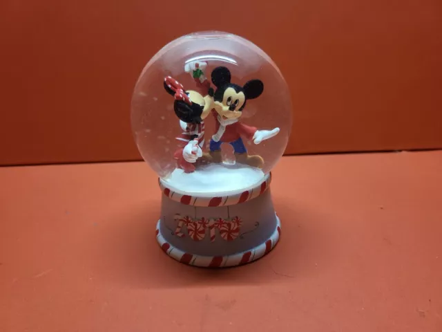 2010 Disney Stores Mickey Minnie Mouse Kissing Mistletoe Christmas Snowglobe