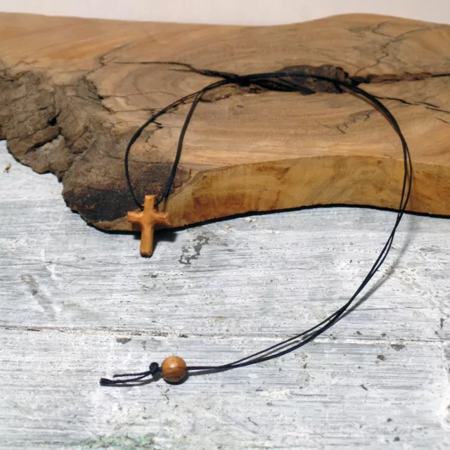 Croix croix en bois de noyer collier pendentif produit fait main :  art-autres-art par danieleskt