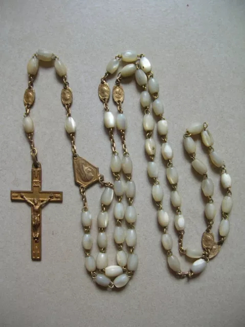 Ancien chapelet catholique perles en nacre avec médailles de 49,7 cm