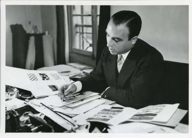 Le couturier Marcel Rochas dessinant, ca.1950, vintage silver print Vintage silv