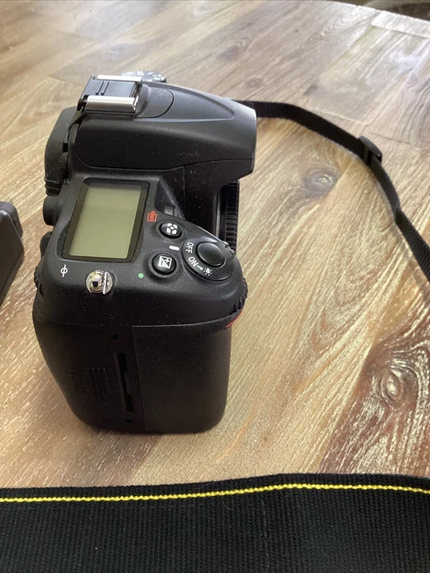 Nikon D7000 16.2MP Digital SLR Camera Body WORKING  Shutter Stuck (PARTS ONLY)