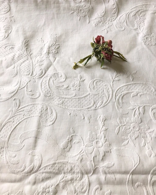 Wohnen & Accessoires Copriletto Coimbra In Cotone 100%, Lavorazione Matelassé Con Decorazione A Punto Croce, Diverse Misure (180x260 Fino A 260x300 Cm), Peso 410 G/m², Colore Bianco Con Cuscino 30x50 Cm.