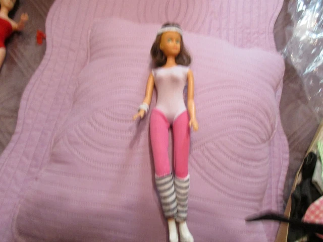 poupée ancienne barbie toute articulée,tete tronc,genoux,pieds,en trés bon état,