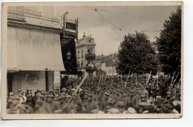 Thème MILITAIRE - soldats - CARTE PHOTO non situé - défilé