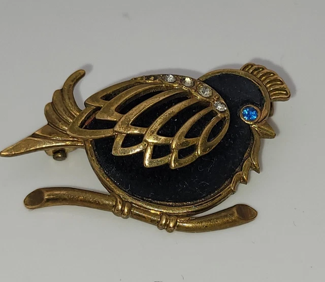 Broche vintage, pin-up brune, sertie en résine / diamètre 30mm - Un grand marché