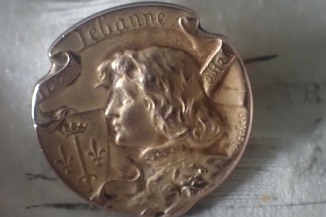 Belle Broche Ancienne Jeanne d'Arc et fleur de Lys Plaqué Or