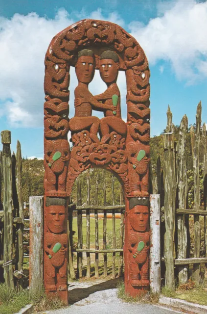 Neuseeland, Maori: Rotorua, geschnitztes Tor - Hinemoa und Tutanekai