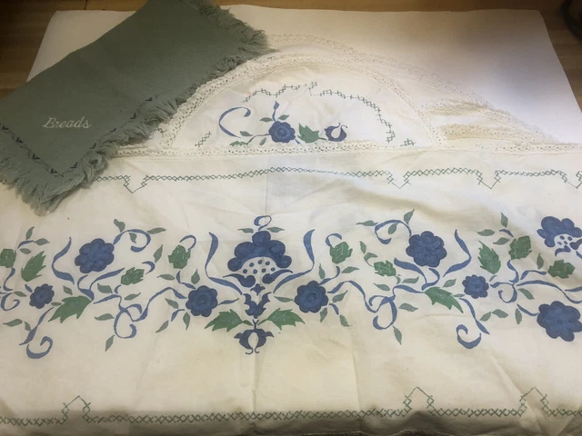 VINTAGE 1960S TABLE COVER, includes 6 PLACEMATS AND BREAD COVER--LOT of 8 pieces