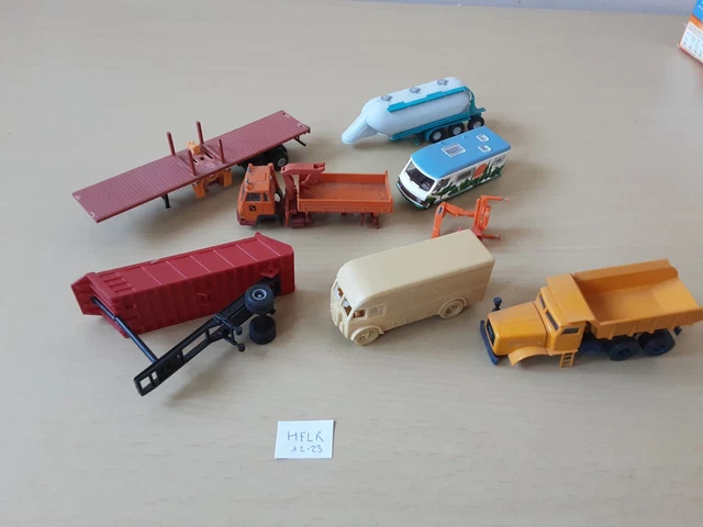 La grue sur roues incomplète et l'Unimog en miniatures Wiking au 1/87e