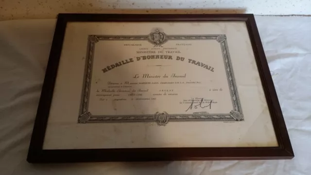 Cadre 44 x 34 cm avec document " Médaille d'Honneur du Travail " de 1982