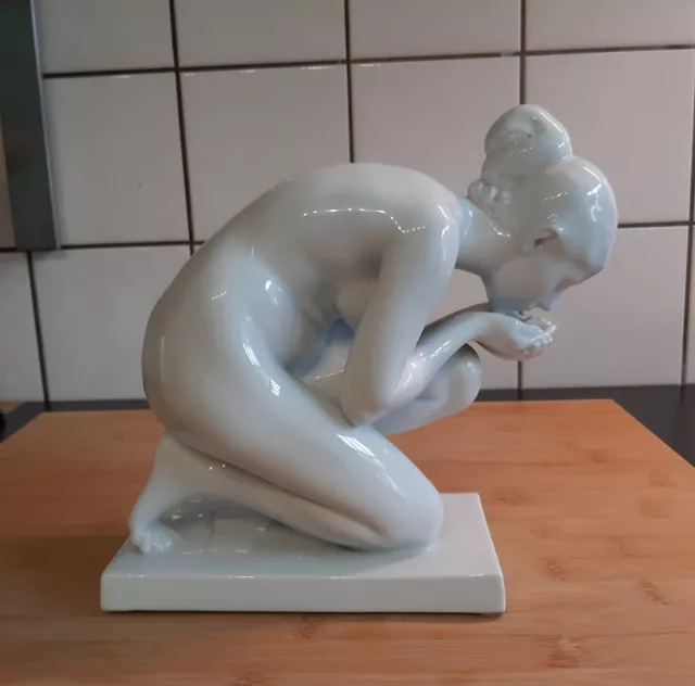 Rosenthal Porzellan Figur Weiss glasiert  Die Trinkende von Ernst Wenck 24x21 cm
